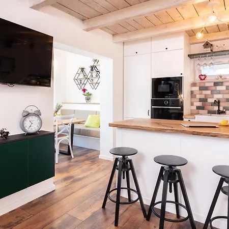 Moretto With Private Swimming Pool And Jacuzzi Vila