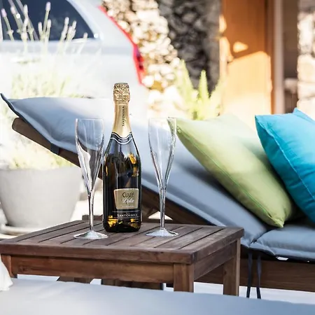 Moretto With Private Swimming Pool And Jacuzzi וילה